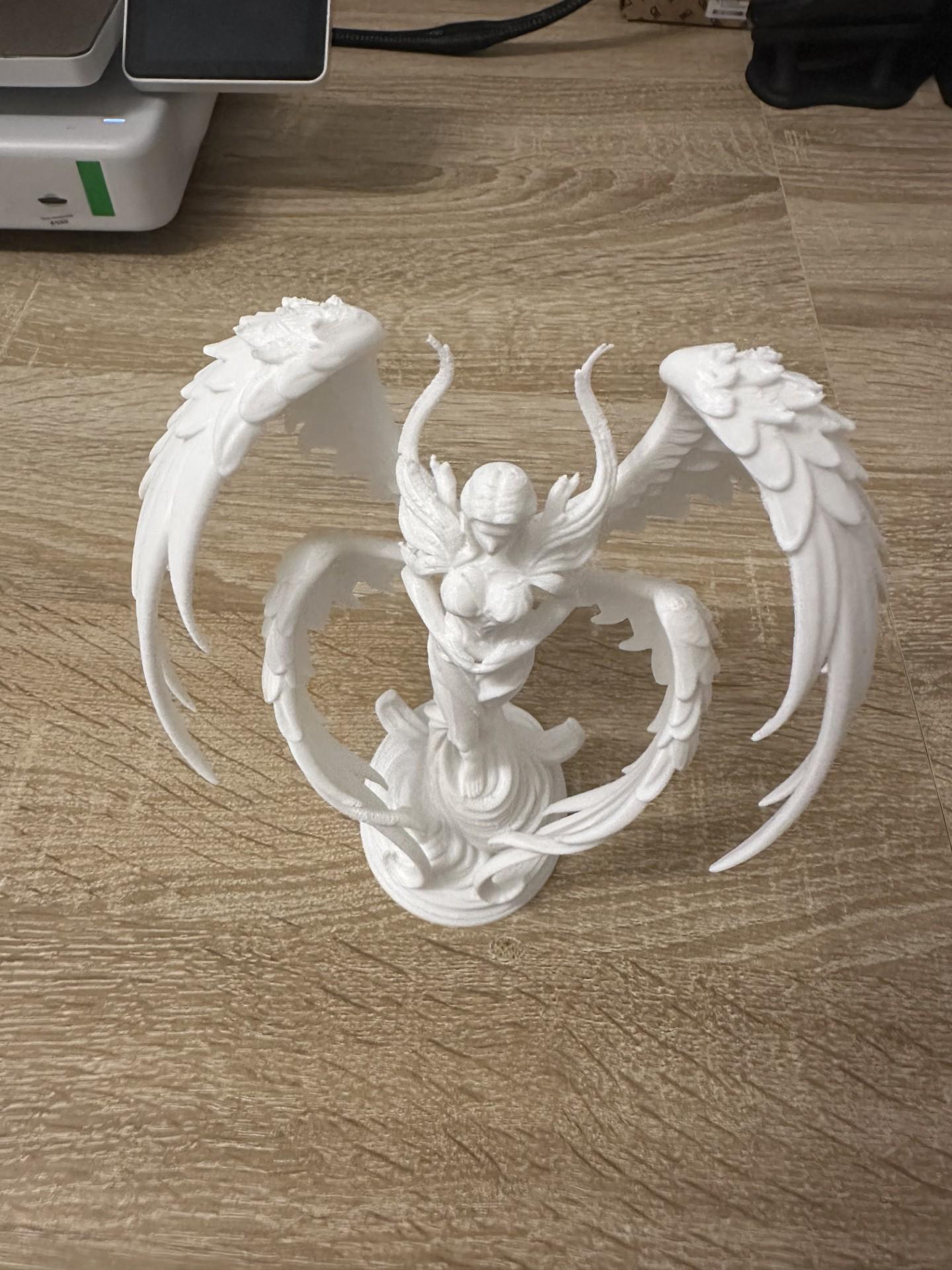 Weiße 3D-gedruckte Fantasy-Figur einer geflügelten Frau mit herzförmig geschwungenen Flügeln – 3D-Druck von 3D Druck Drong aus Espelkamp