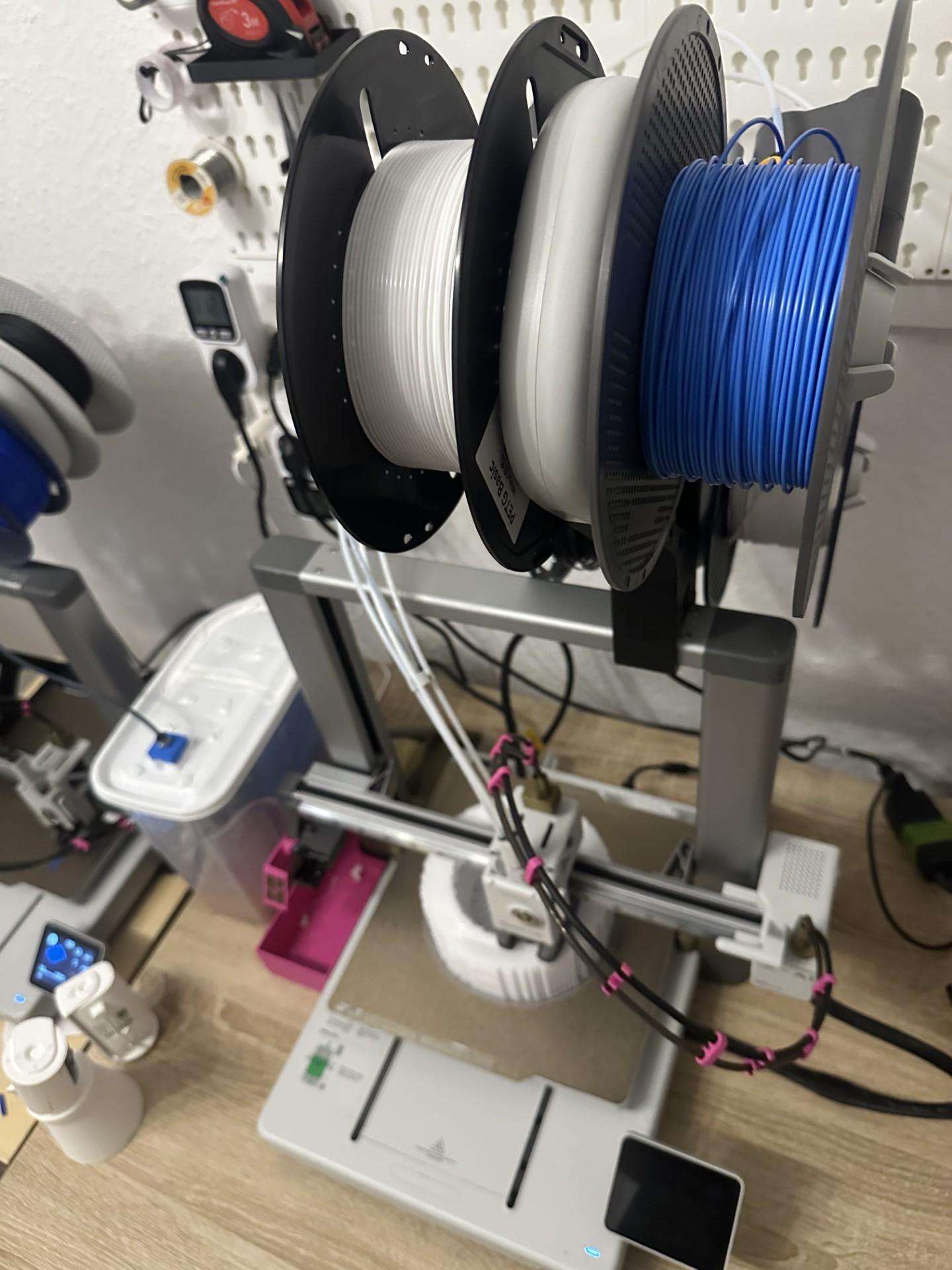 Filamentspulen in Weiß, Grau und Blau am 3D-Drucker – 3D-Druck von 3D Druck Drong aus Espelkamp
