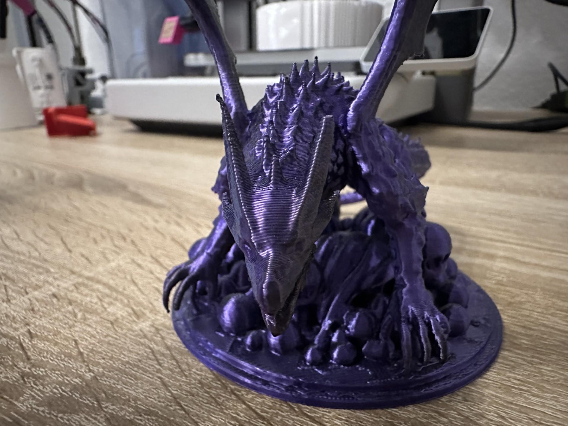 3D-gedruckte Drachenfigur mit Stachelkopf, kauernd auf einem Schädelhaufen – 3D-Druck von 3D Druck Drong aus Espelkamp