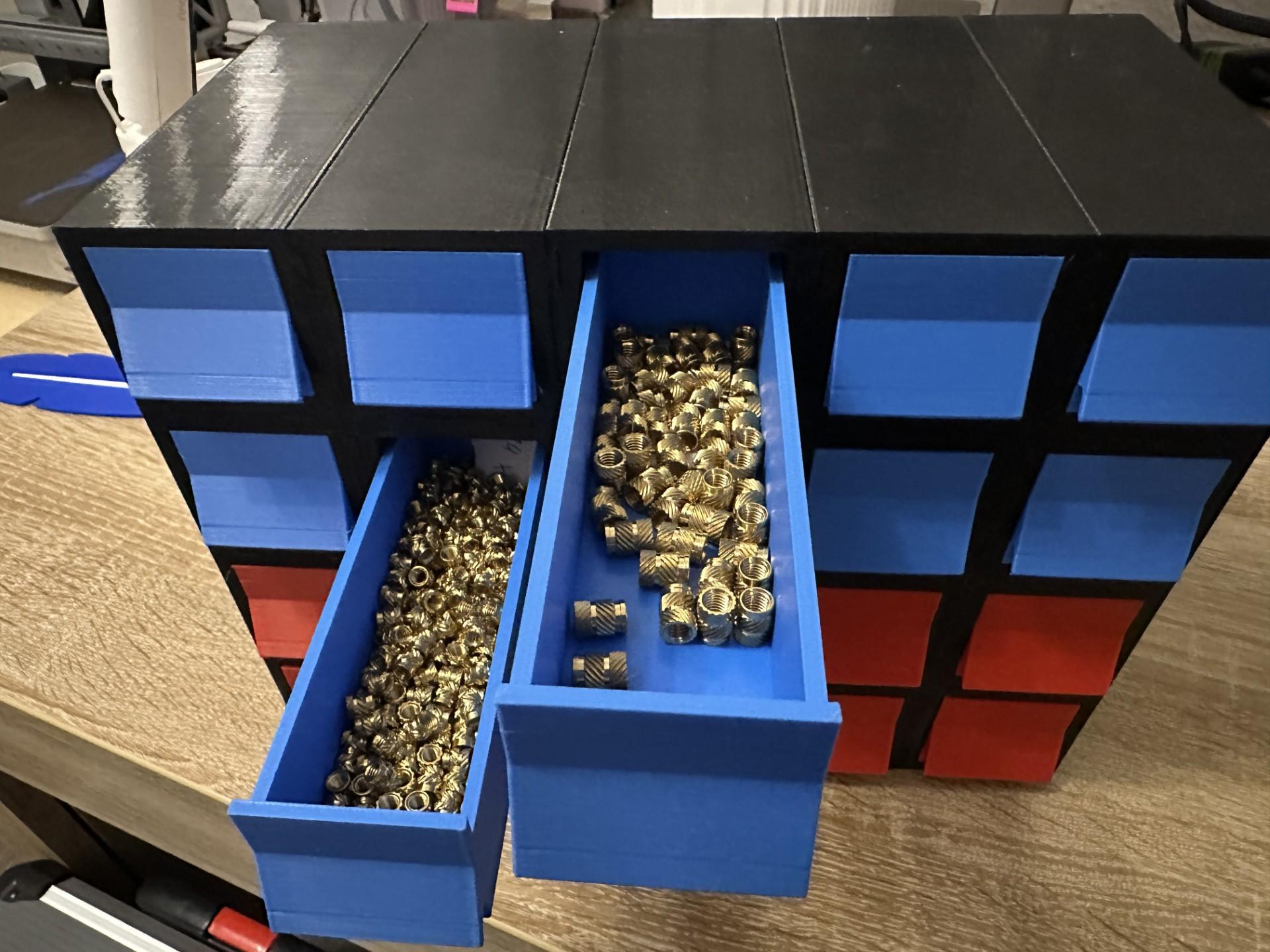 Geöffnete Schublade des 3D-gedruckten Organizers mit Gewindeeinsätzen aus Messing – 3D-Druck von 3D Druck Drong aus Espelkamp