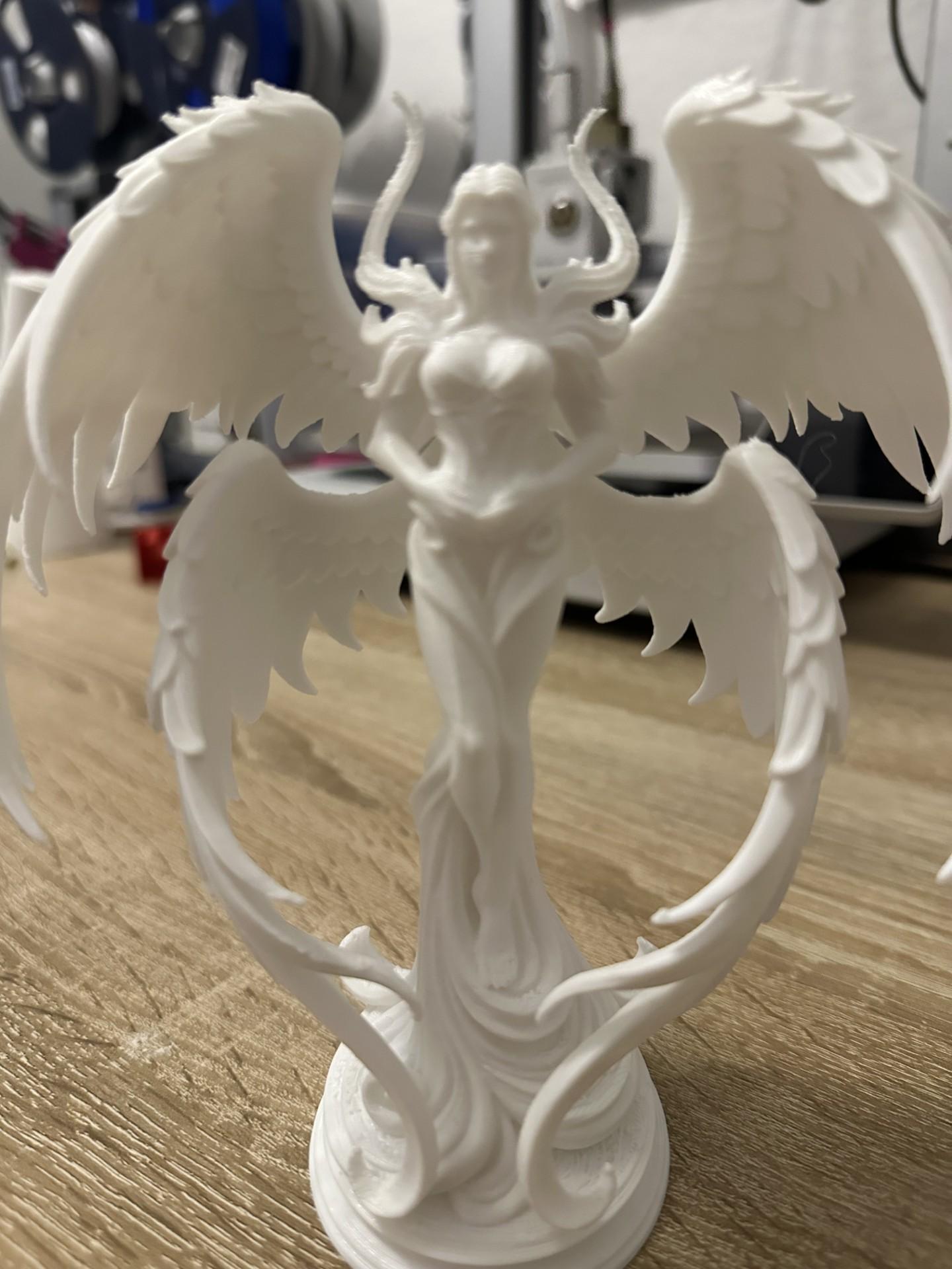 Weiße 3D-gedruckte Engelsfigur mit großen Flügeln auf verschlungenem Sockel – 3D-Druck von 3D Druck Drong aus Espelkamp