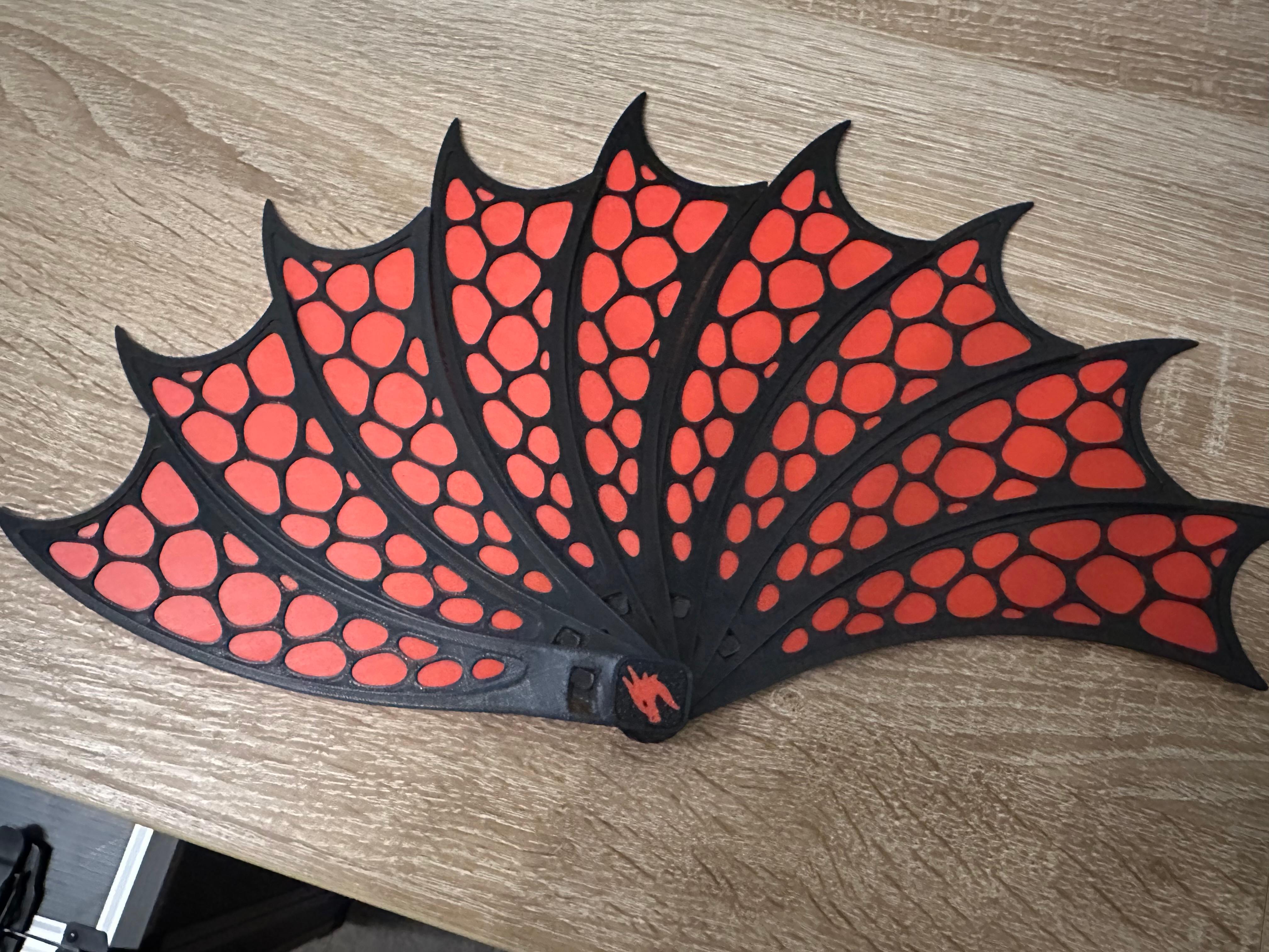3D-gedruckter Drachenflügel-Fächer in Rot und Schwarz mit Schuppenmuster – 3D-Druck von 3D Druck Drong aus Espelkamp