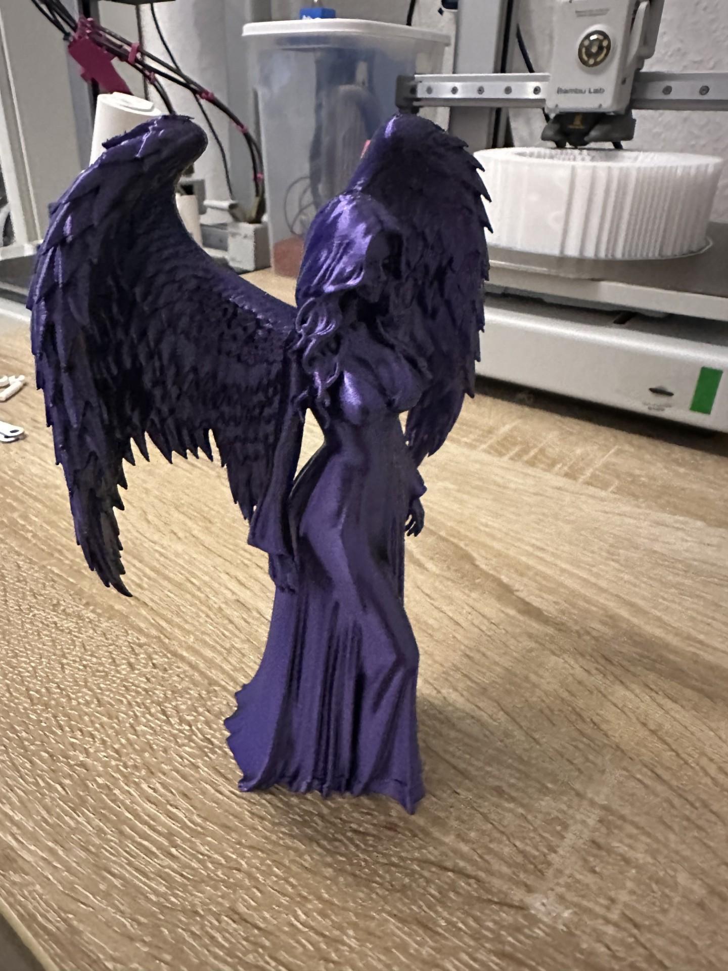 3D-gedruckte Engelsfigur mit Flügeln in violett-metallic, Rückenansicht – 3D-Druck von 3D Druck Drong aus Espelkamp