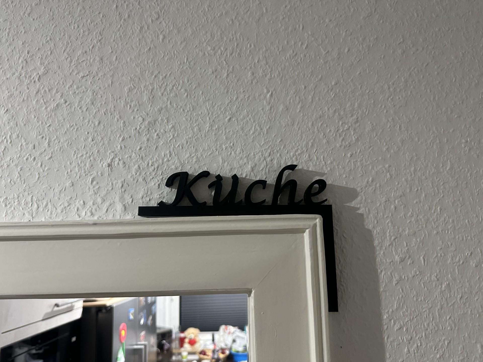3D-gedrucktes Türschild mit Schriftzug „Küche” über einem Türrahmen – 3D-Druck von 3D Druck Drong aus Espelkamp